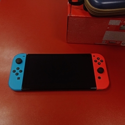 Nintendo Switch OLED záruka 12/2025 Electroworld + pouzdro použitý - stav A
