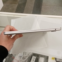 Apple MacBook Air 13" 2025 M4 10-core 16GB/256GB záruka 9/2026 Apple krátce odzkoušený