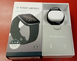 Chytré hodinky Fitbit Versa 2 rozbalené