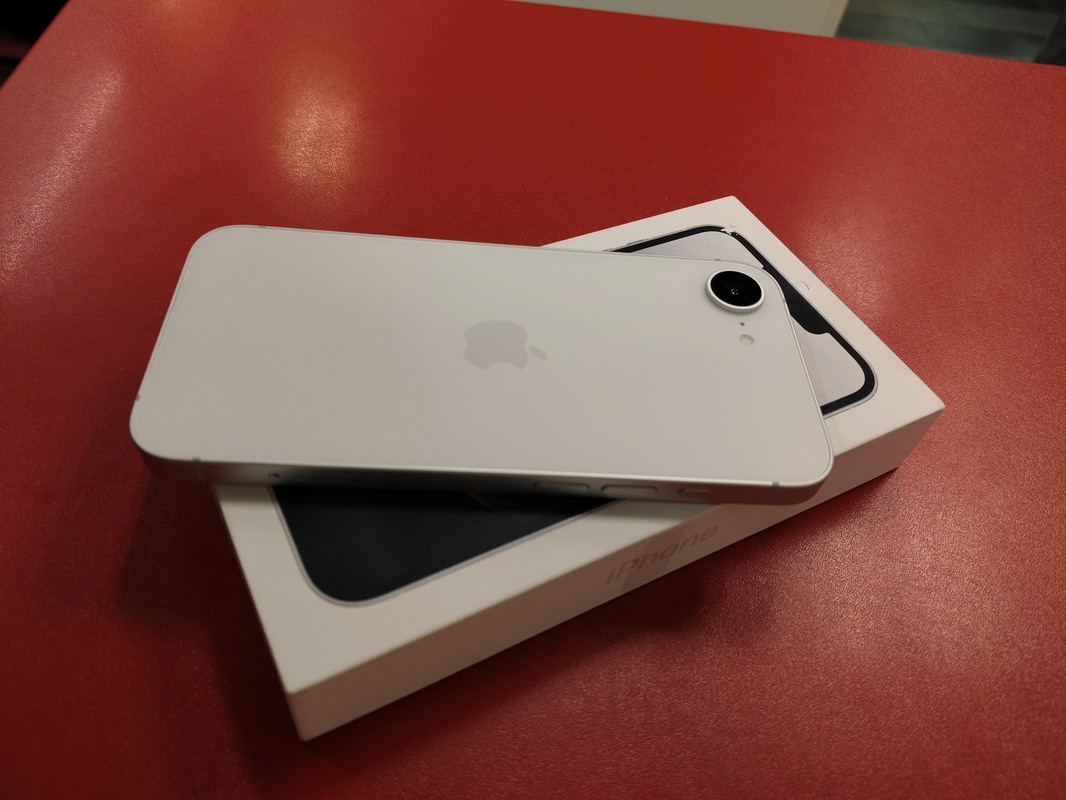 Apple iPhone 16e 128GB odzkoušený - 100% stav záruka 11/2026